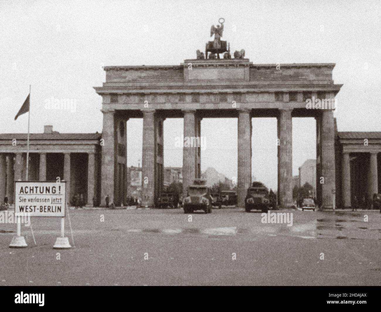 Berlino crisi del 1961. Pattuglie della Germania orientale vicino alla porta di Brandeburgo. Serie di foto d'archivio raffigura il divieto di viaggio agosto 1961 tra Est e Wes Foto Stock
