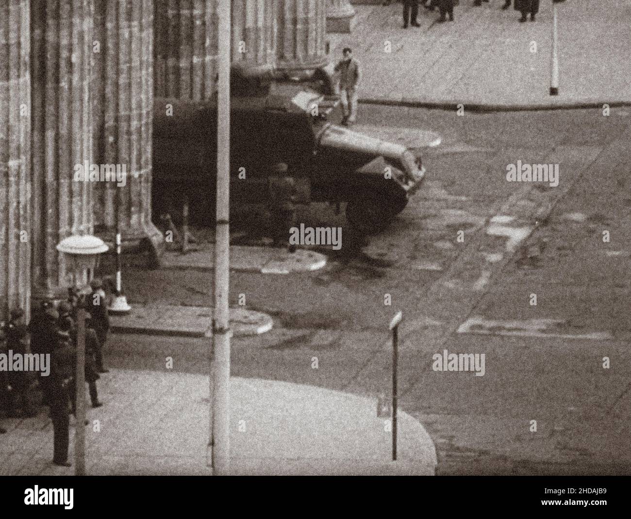 Berlino crisi del 1961. Berlino crisi del 1961. Pattuglie della Germania orientale vicino alla porta di Brandeburgo. Serie di foto d'archivio raffigura il viaggio del 1961 agosto b Foto Stock