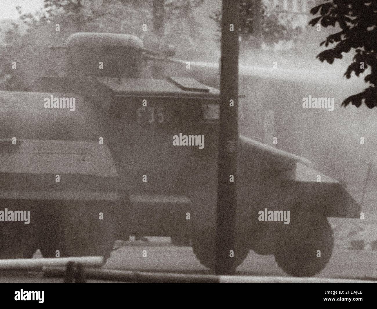 Berlino crisi del 1961. Serie di foto d'archivio raffigura il divieto di viaggio agosto 1961 tra Berlino Est e Ovest e mostra la costruzione di barricate t Foto Stock