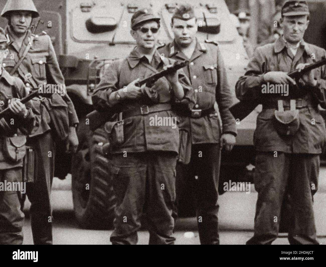 Inizio della costruzione del Muro di Berlino. Gruppi di combattimento della classe operaia della Germania orientale ('Betriebskampfgruppen') con armi sovietiche PPSh-41 a Bran Foto Stock