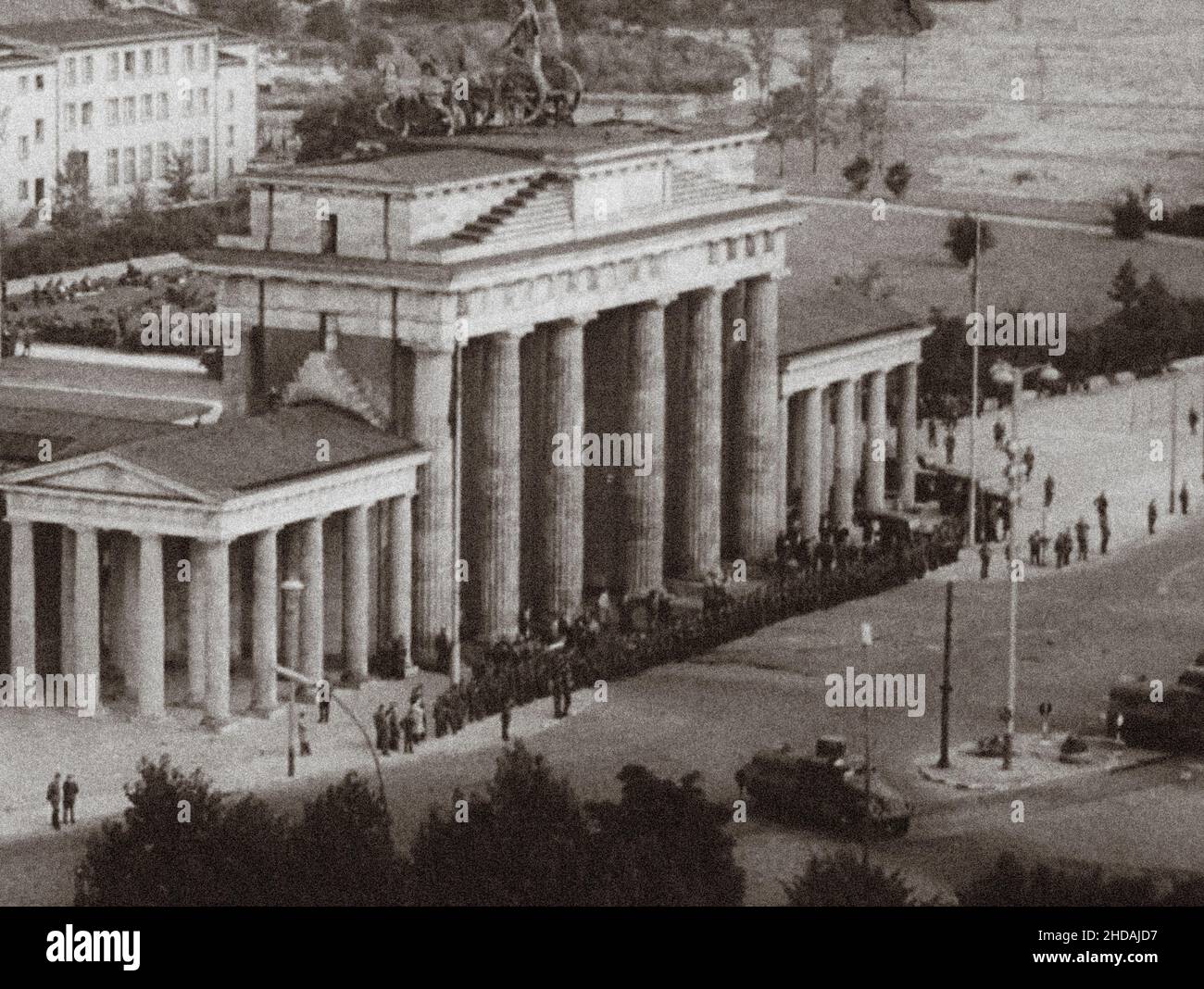 Berlino crisi del 1961. Pattuglie della Germania orientale vicino alla porta di Brandeburgo. Serie di foto d'archivio raffigura il divieto di viaggio agosto 1961 tra Est e Wes Foto Stock