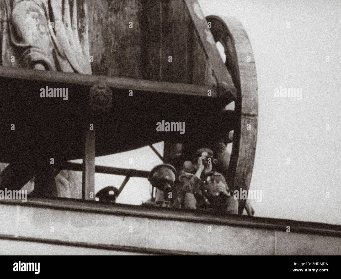 Berlino crisi del 1961. Pattuglie della Germania orientale vicino alla porta di Brandeburgo. Serie di foto d'archivio raffigura il divieto di viaggio agosto 1961 tra Est e Wes Foto Stock