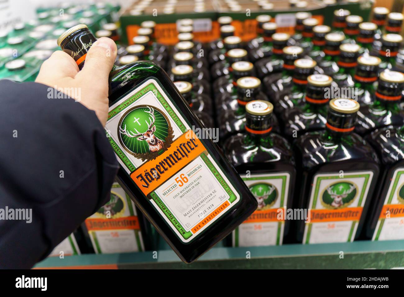 Tyumen, Russia-02 dicembre 2021: Bottiglia di Jagermeister, digestivo tedesco fatto con 56 erbe e spezie. Vendita di alcol Foto Stock