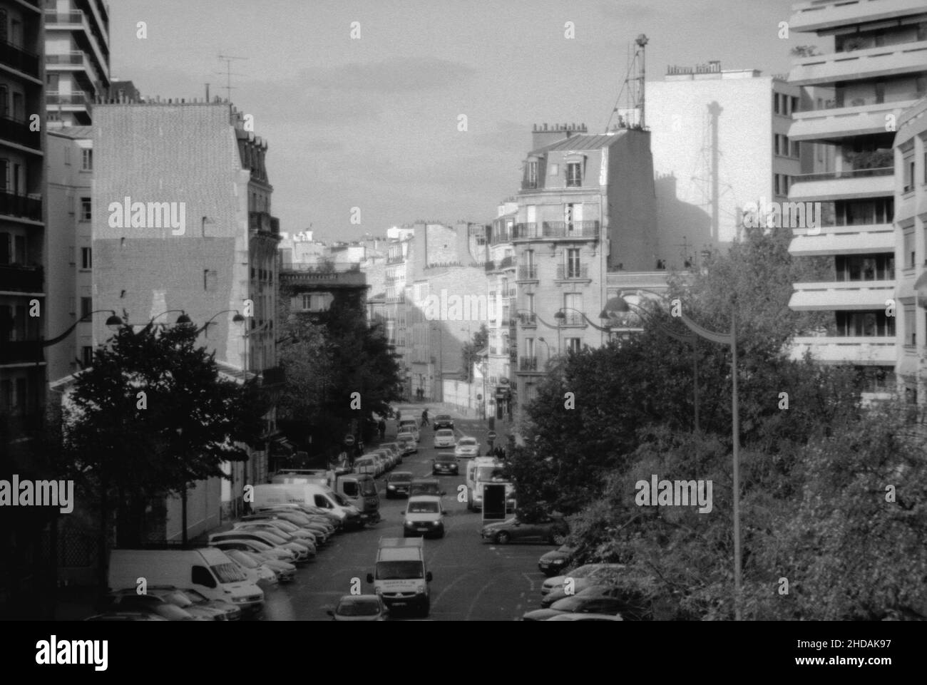 Scatto ad angolo alto di un paesaggio urbano in bianco e nero a Parigi, Francia Foto Stock