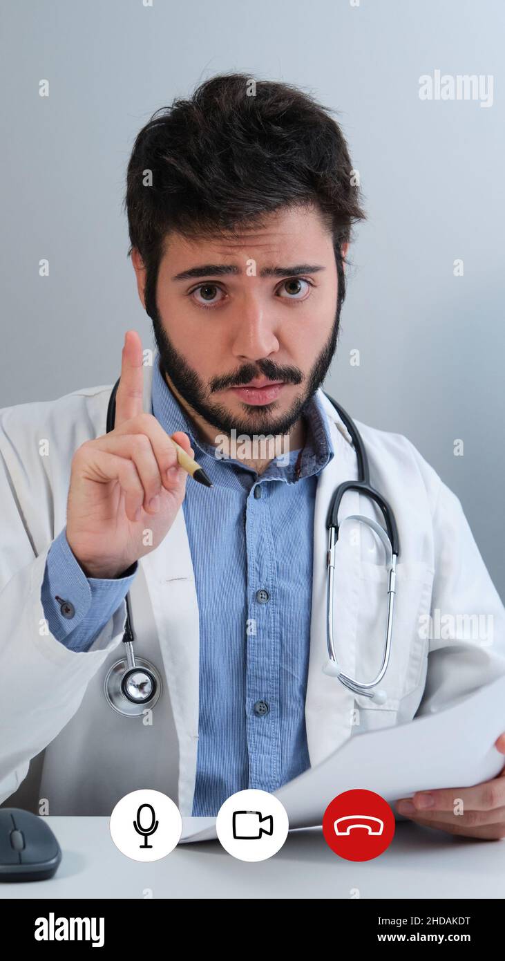 Telefono videocall screenshot di un giovane medico che guarda la fotocamera e parla. Foto Stock