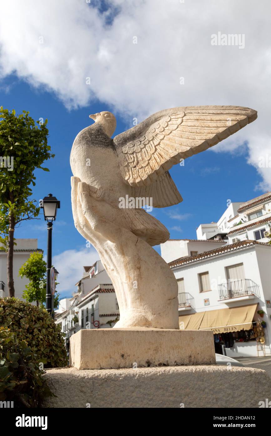 Scultura d'arte della colomba tenuta di mano di pace, Mijas pueblo, provincia di Malaga, Andalusia, Spagna Foto Stock