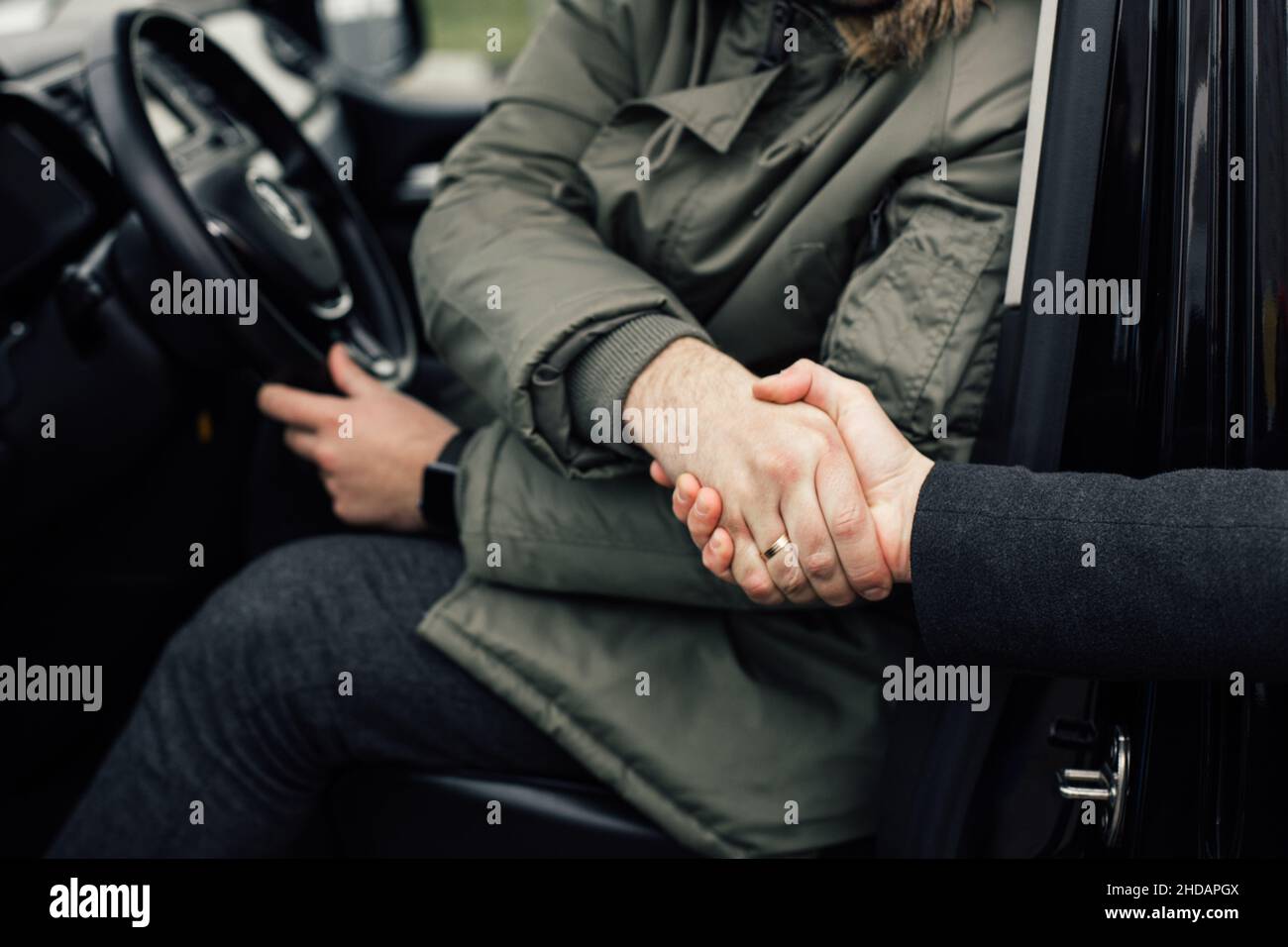 Finendo ad affare riuscito, handshake su un auto riuscito Foto Stock