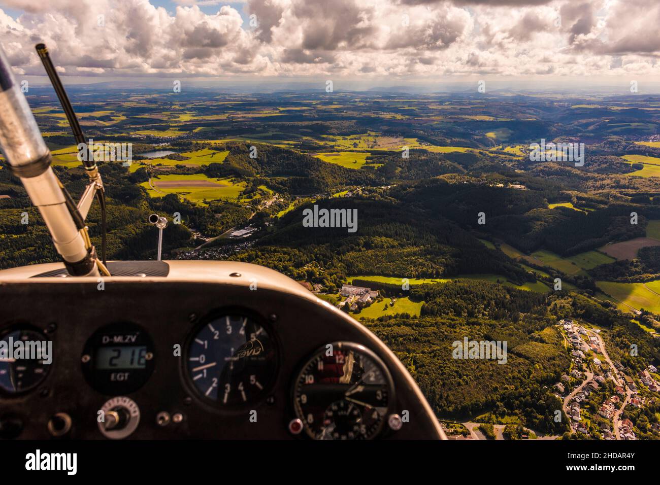 Vista aerea di un vasto paesaggio visto da un aereo Foto Stock