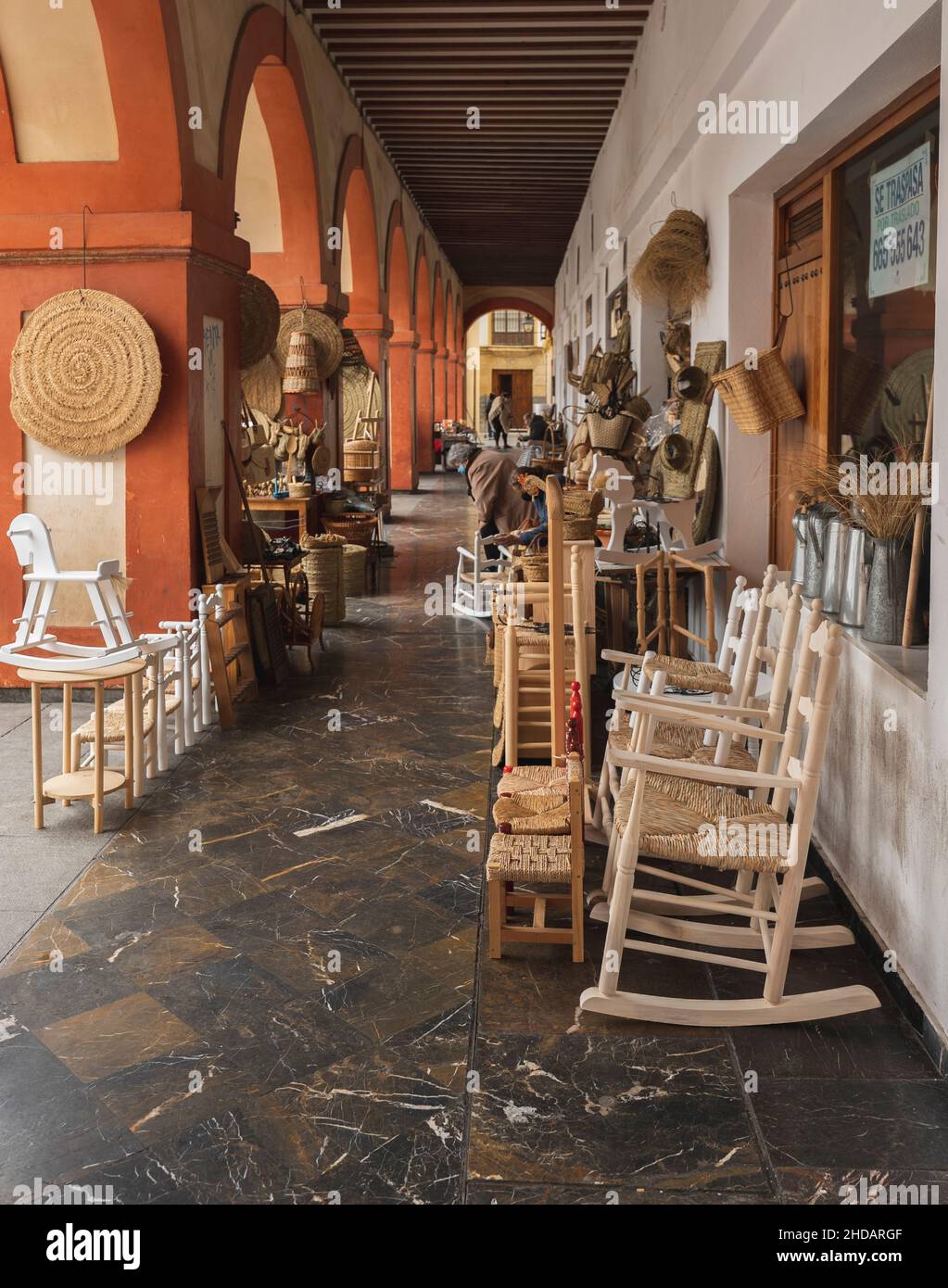 Donna di circa 90 anni con pelle molto vecchia e ruvida facendo artigianato con vimini e carpenteria tradizionale. A Cordoba-Spagna Foto Stock