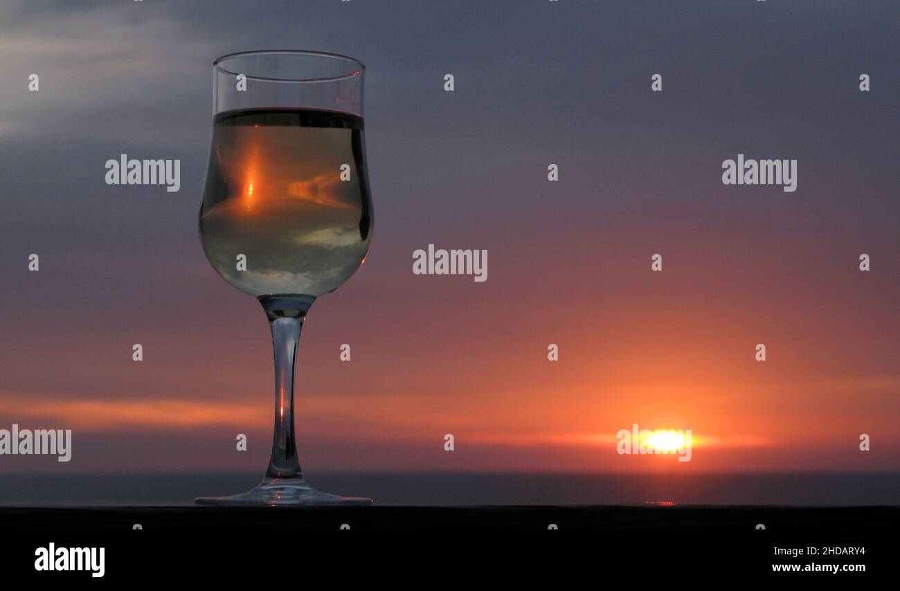 Ein Glas Wein der Abendstimmung an der Nordsee, Sylt Matthias Stolt Foto Stock