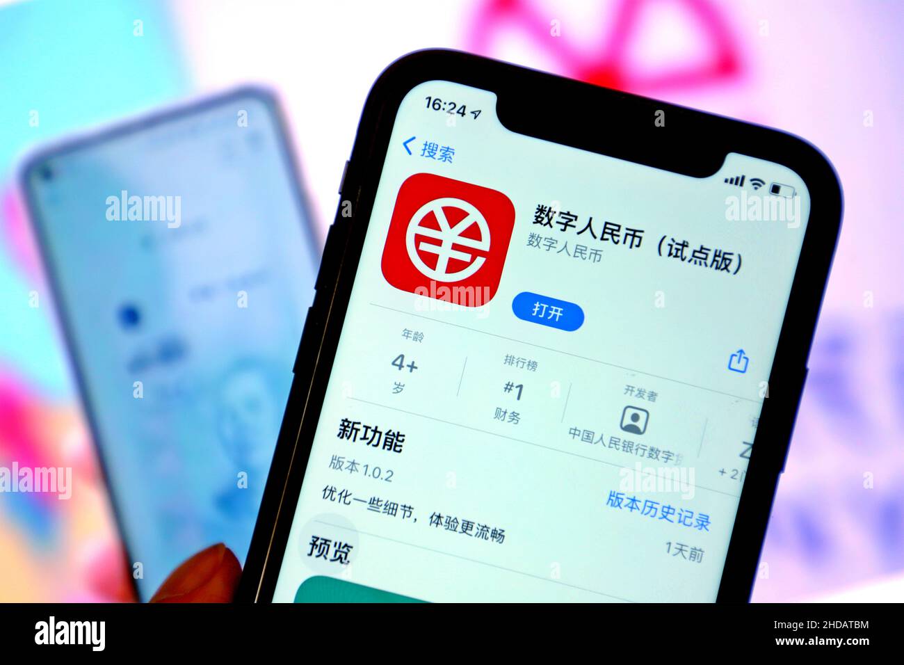 GANZI, CINA - 5 GENNAIO 2022 - Foto scattata il 5 gennaio 2022 mostra una persona che compra un pasto con pagamento e-CNY sul loro telefono cellulare nella città di Ganzi, Sichu Foto Stock