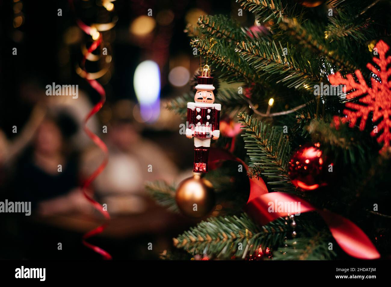 Il soldato di teglia giocattolo si appende su un albero di Natale come ornamento. Foto Stock