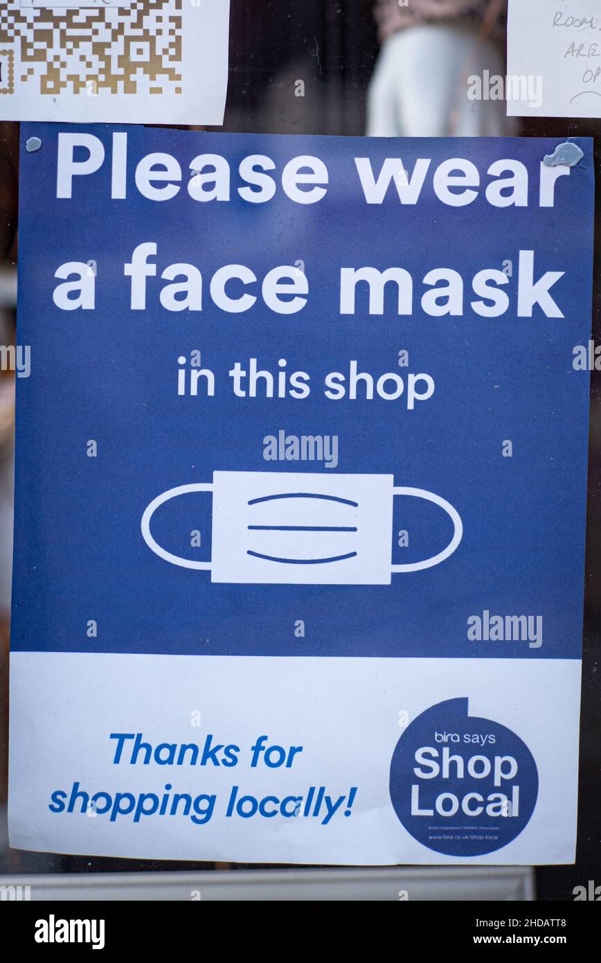Si prega di indossare una maschera COVID 19 consulenza in mostra presso il negozio Foto Stock