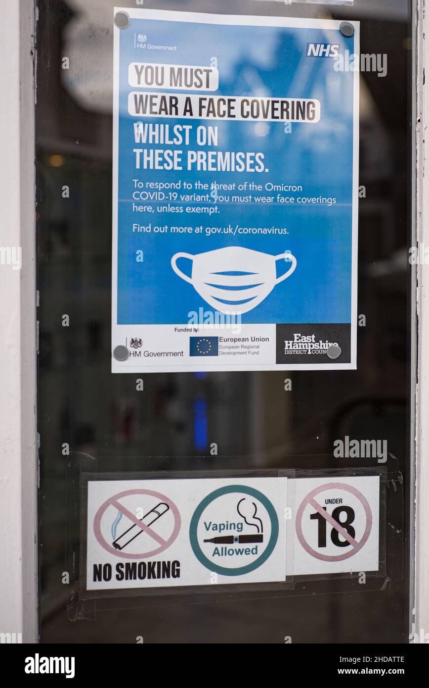 Si prega di indossare una maschera COVID 19 consulenza in mostra presso il negozio Foto Stock
