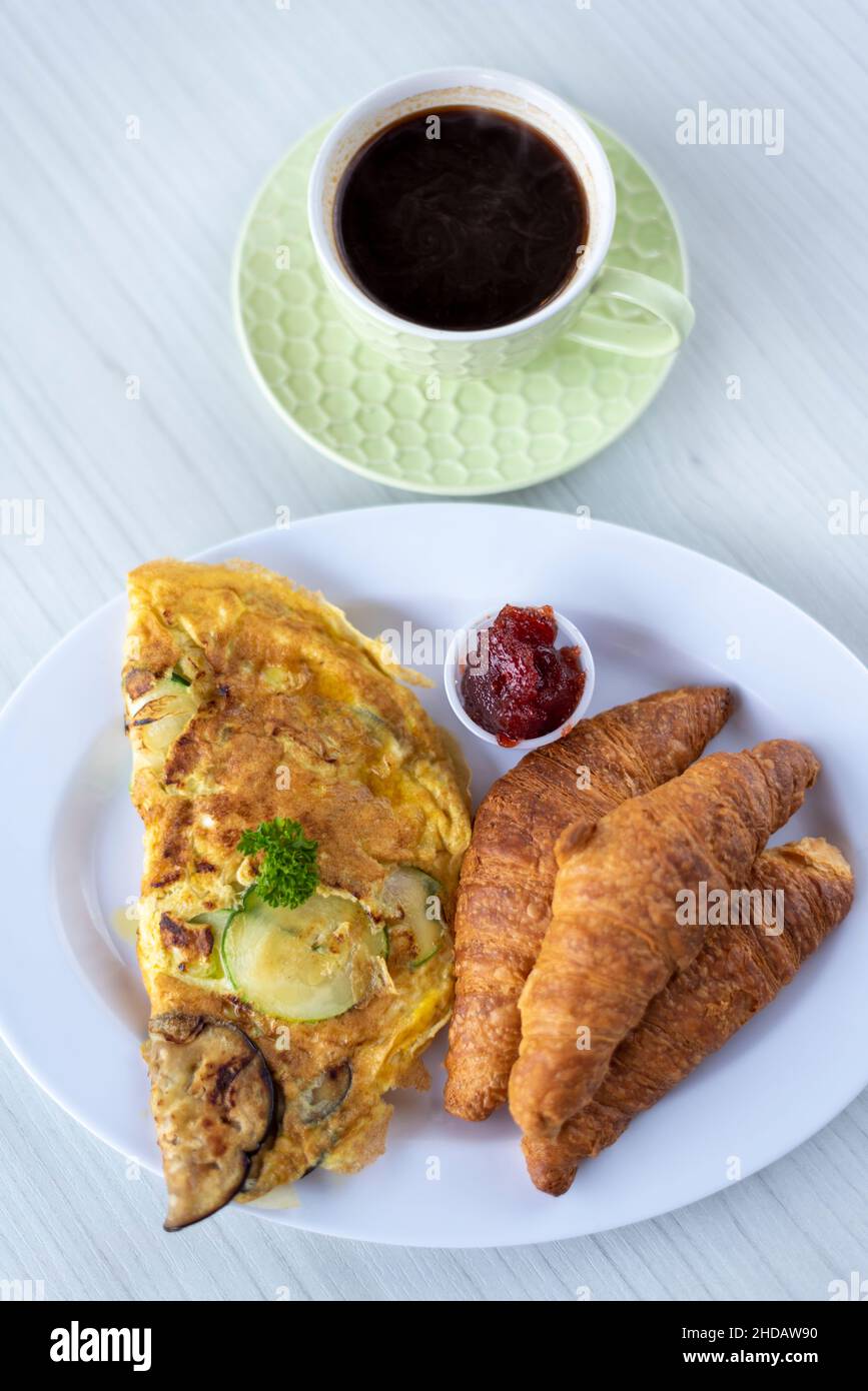 frittata di verdure con croissant e caffè Foto Stock