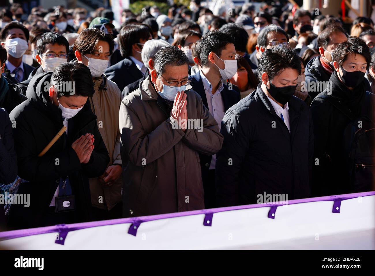 Tokyo, Giappone. 5th Jan 2022. I lavoratori giapponesi pregano per un nuovo anno di fortuna e di successo nel mondo degli affari al Santuario di Kanda Myojin. Molte aziende inviano lavoratori a visitare il santuario per pregare per fortuna in affari il 4 e il 5 gennaio, i primi giorni lavorativi dell'anno. (Credit Image: © Rodrigo Reyes Marin/ZUMA Press Wire) Foto Stock