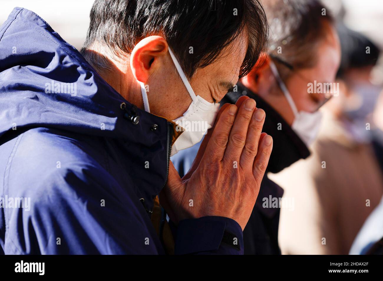 Tokyo, Giappone. 5th Jan 2022. I lavoratori giapponesi pregano per un nuovo anno di fortuna e di successo nel mondo degli affari al Santuario di Kanda Myojin. Molte aziende inviano lavoratori a visitare il santuario per pregare per fortuna in affari il 4 e il 5 gennaio, i primi giorni lavorativi dell'anno. (Credit Image: © Rodrigo Reyes Marin/ZUMA Press Wire) Foto Stock