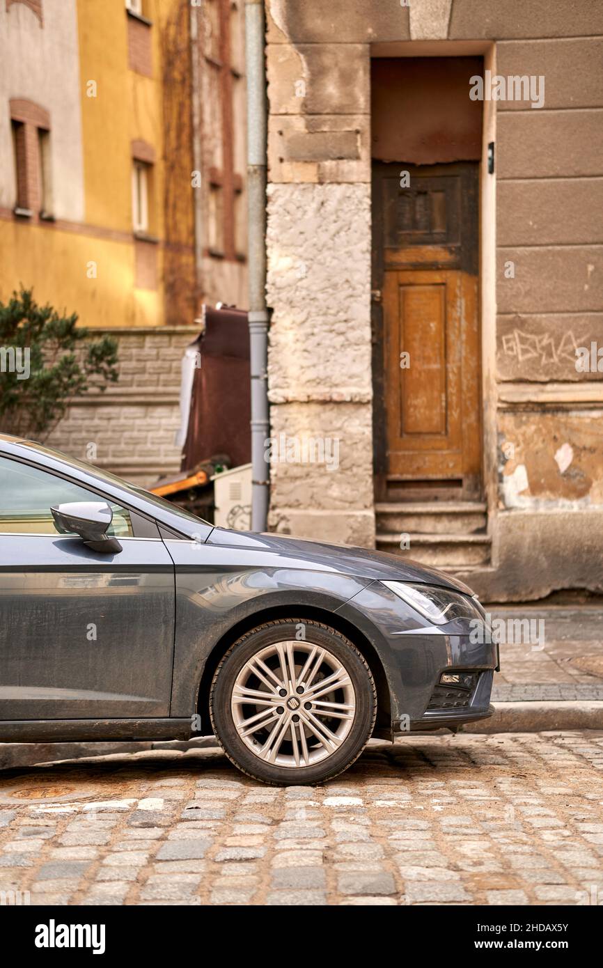 Auto parcheggiata in un vecchio edificio Foto Stock