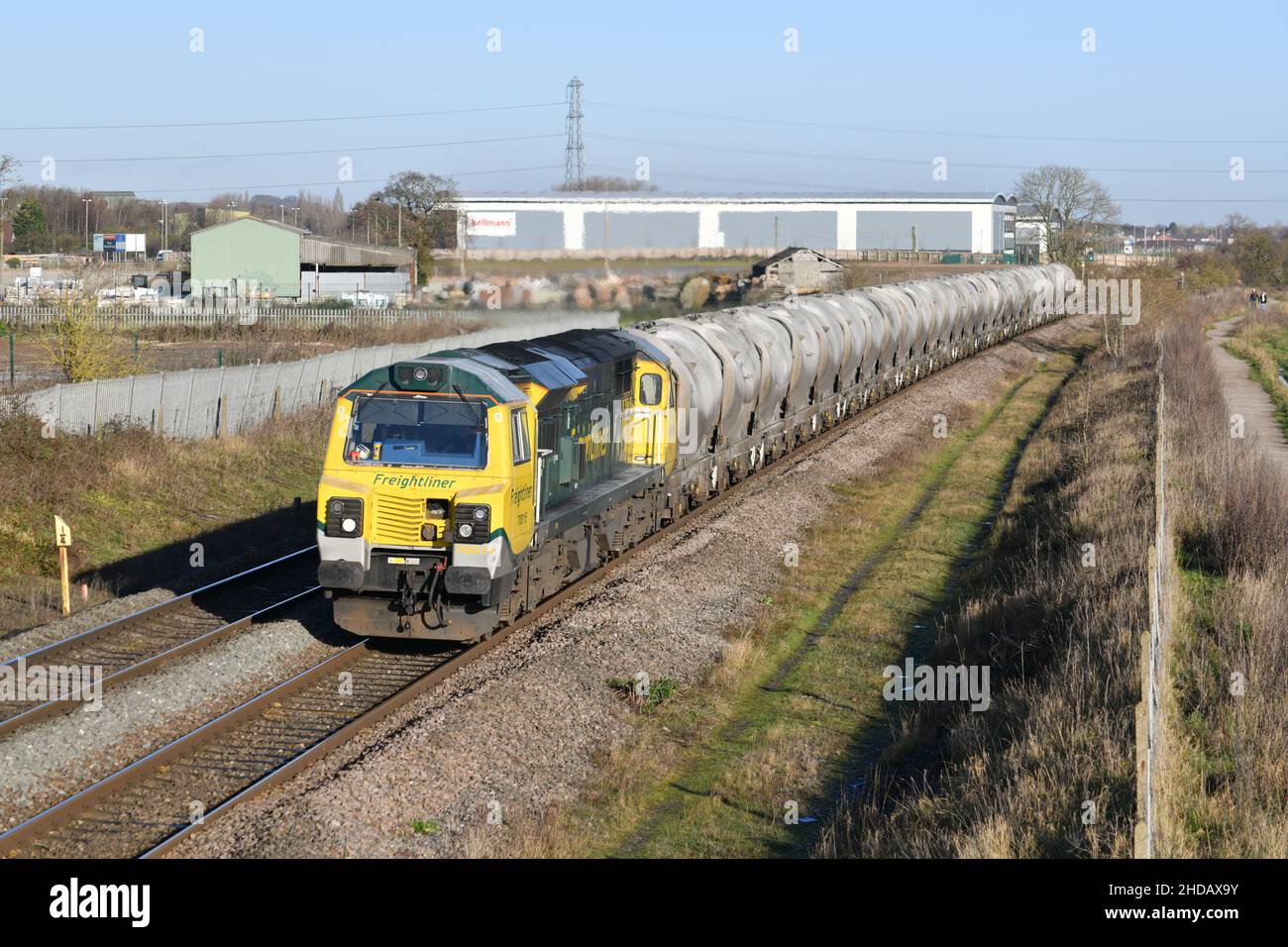 Freightliner Classe 70 diesel numero 70015 Leading a Hope Earles Sidings to Walsall Freight Terminal treno di tramogge di cemento in bassa luce solare invernale Foto Stock