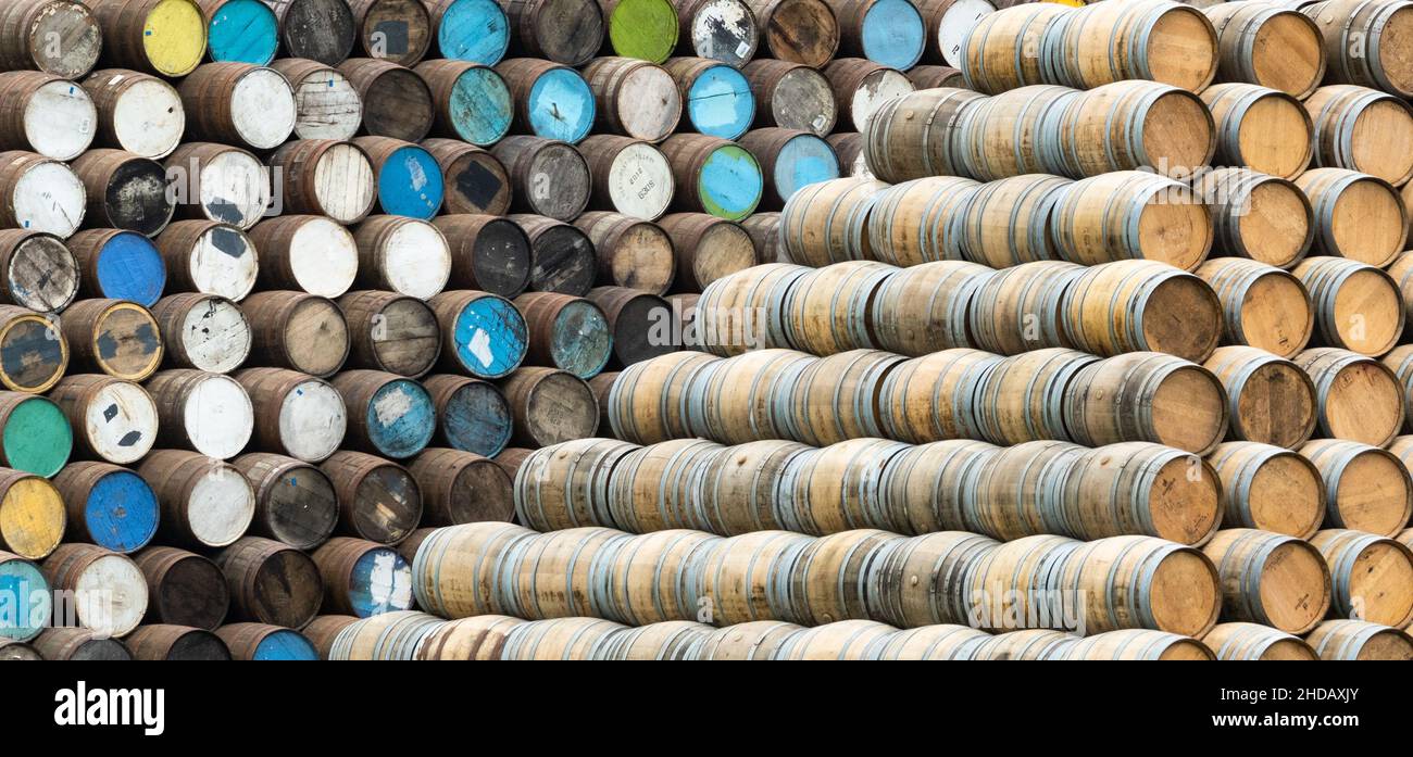 Barili di whisky impilati, cooperage Speyside, Scozia, Regno Unito Foto Stock