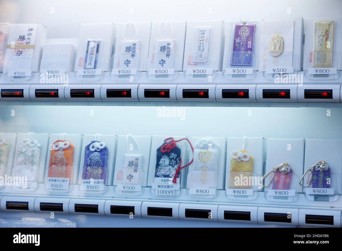 Tokyo, Giappone. 5th Jan 2022. Un distributore automatico vende il fascino fortunato per i visitatori al Santuario di Kanda Myojin. Molte aziende inviano lavoratori a visitare il santuario per pregare per fortuna in affari il 4 e il 5 gennaio, i primi giorni lavorativi dell'anno. (Credit Image: © Rodrigo Reyes Marin/ZUMA Press Wire) Foto Stock