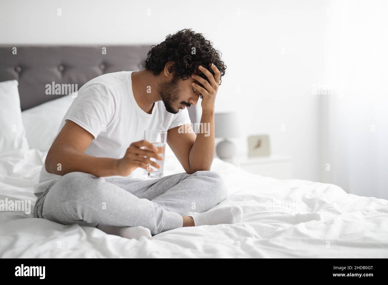 Malato indù ragazzo sensazione di male al mattino Foto Stock