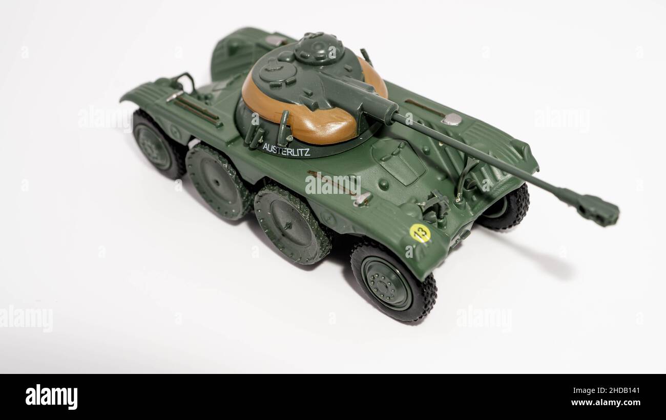 Primo piano di un'auto in miniatura francese Panhard EBR blindata isolata su sfondo bianco Foto Stock