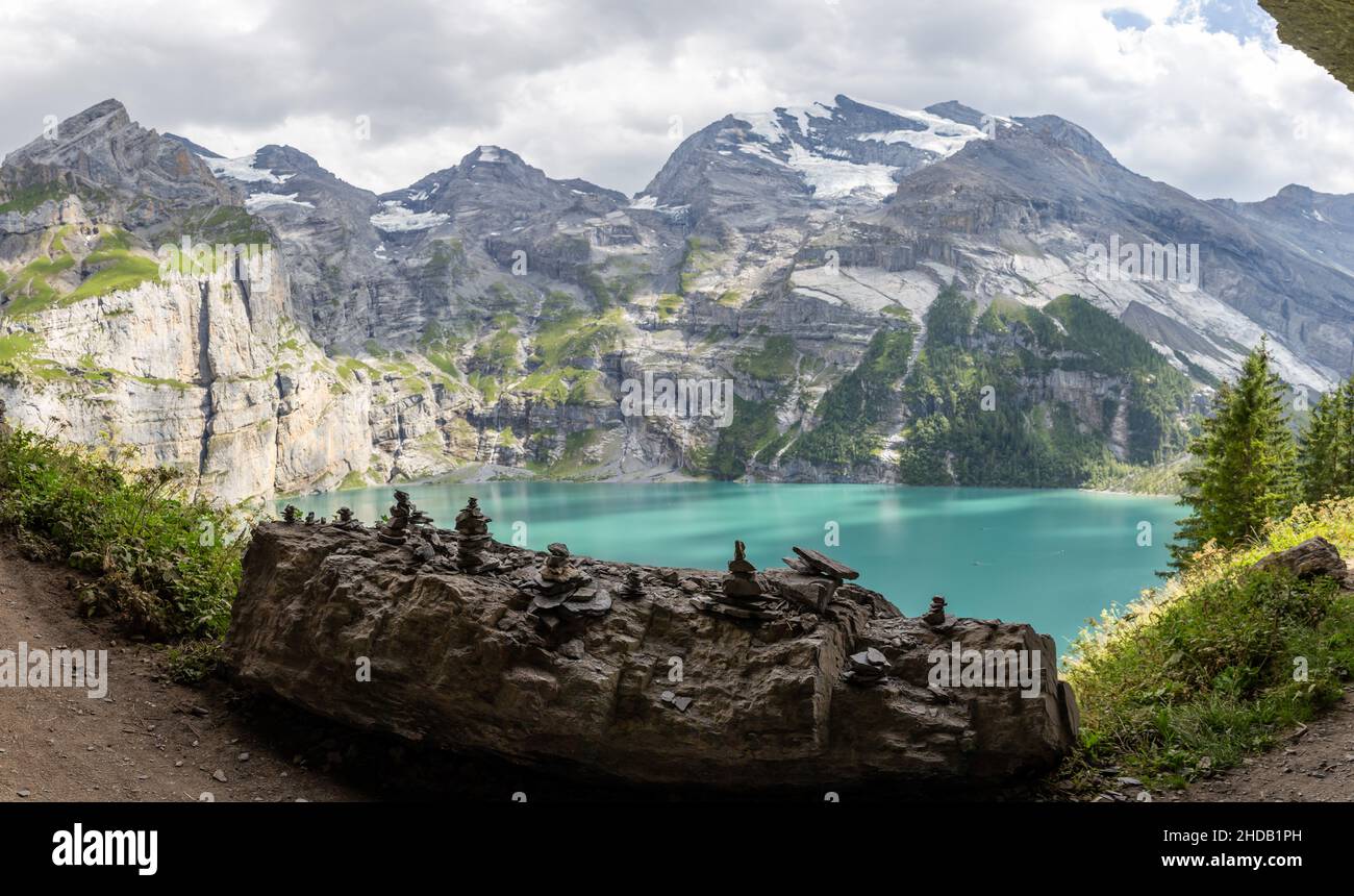 Opere d'arte in pietra sopra il lago di Oeschinen nelle alpi svizzere Foto Stock