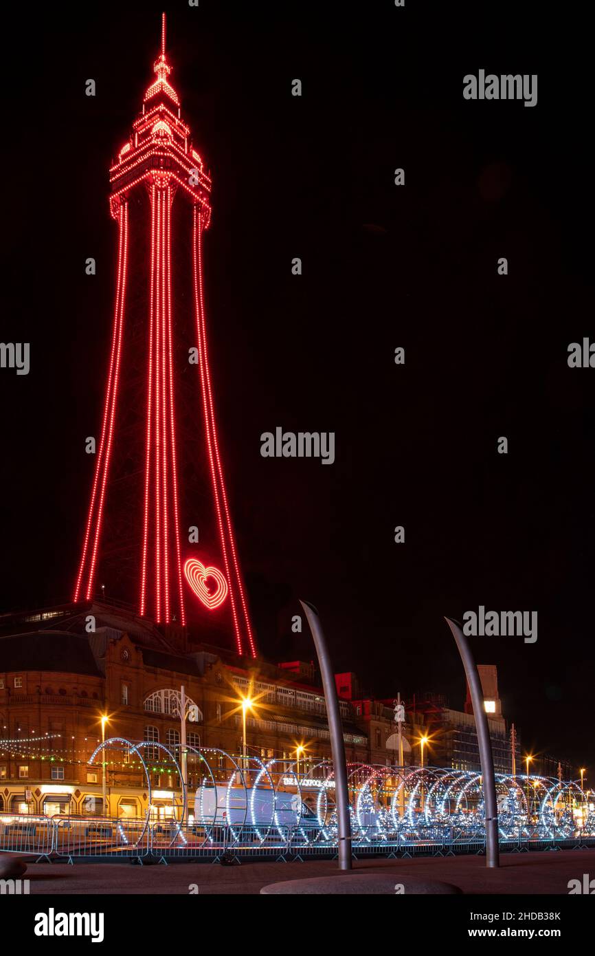 Blackpool Illuminations and Blackpool Tower - Blackpool è una grande località balneare nella contea del Lancashire, sulla costa nord-occidentale dell'Inghilterra. Nero Foto Stock