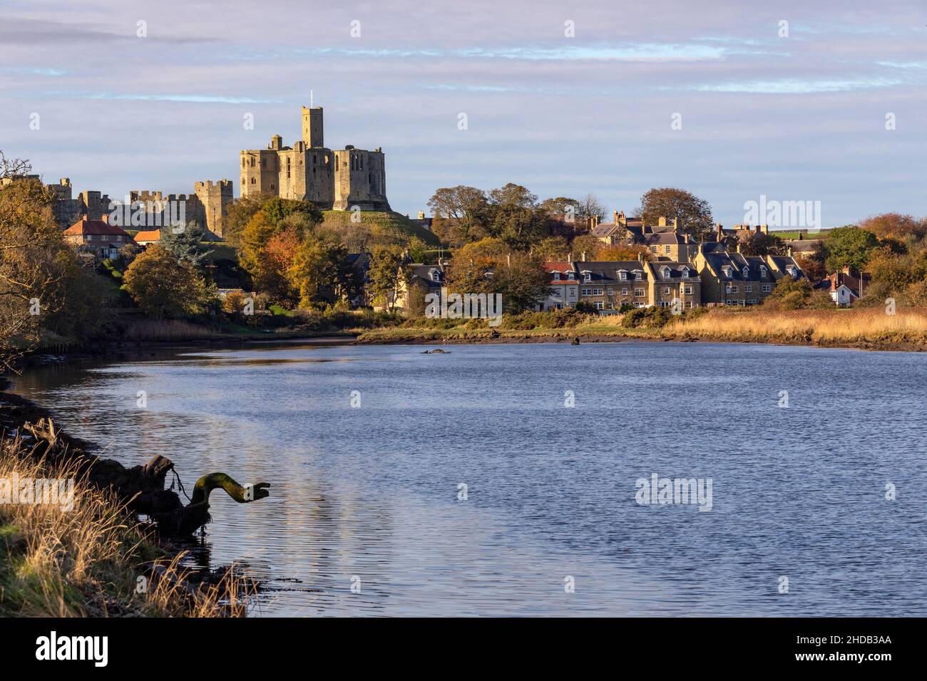 Warkworth Castle - un castello medievale in rovina nel villaggio di Warkworth nella contea di Northumberland, Inghilterra nord-orientale. Il villaggio e castello occ Foto Stock