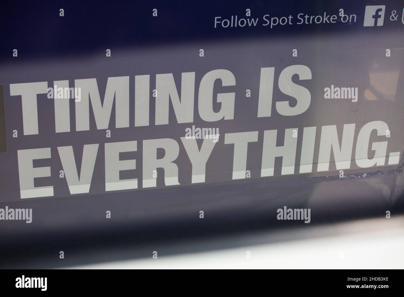 Annunci bus con grandi dimensioni font, Timing è tutto. Un'istruzione pubblica per le persone di imparare a individuare i sintomi di ictus. Singapore. Foto Stock