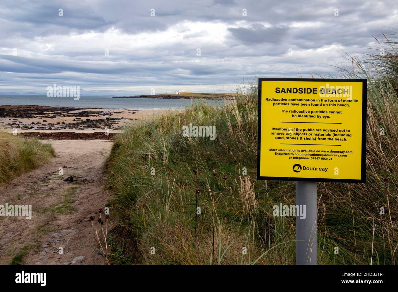 Cartello di segnalazione contaminazione radioattiva a Sandside Beach vicino al Vulcan Naval Nuclear Reactor Test Establishment a Dounreay in Caithness on the nort Foto Stock