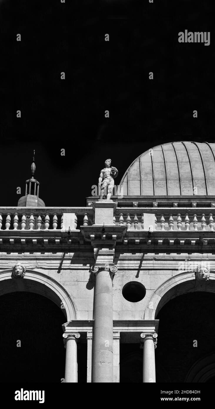 Architettura rinascimentale. Basilica Palladiana con colonne e statue (16th-17th sec.) a Vicenza, progettata dal famoso architetto Andrea Palladi Foto Stock