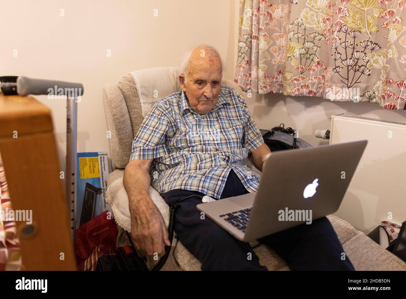 Pensionato di vecchiaia alla fine degli anni '80 che vive da solo con i suoi effetti personali nella sua stanza in una casa di cura residenziale in Inghilterra, Regno Unito Foto Stock
