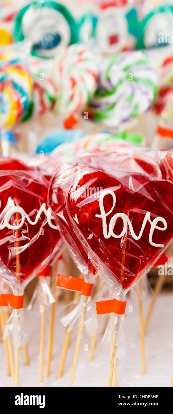 Lolllipops di giorno di Valentines con amore di parola su esso Foto Stock