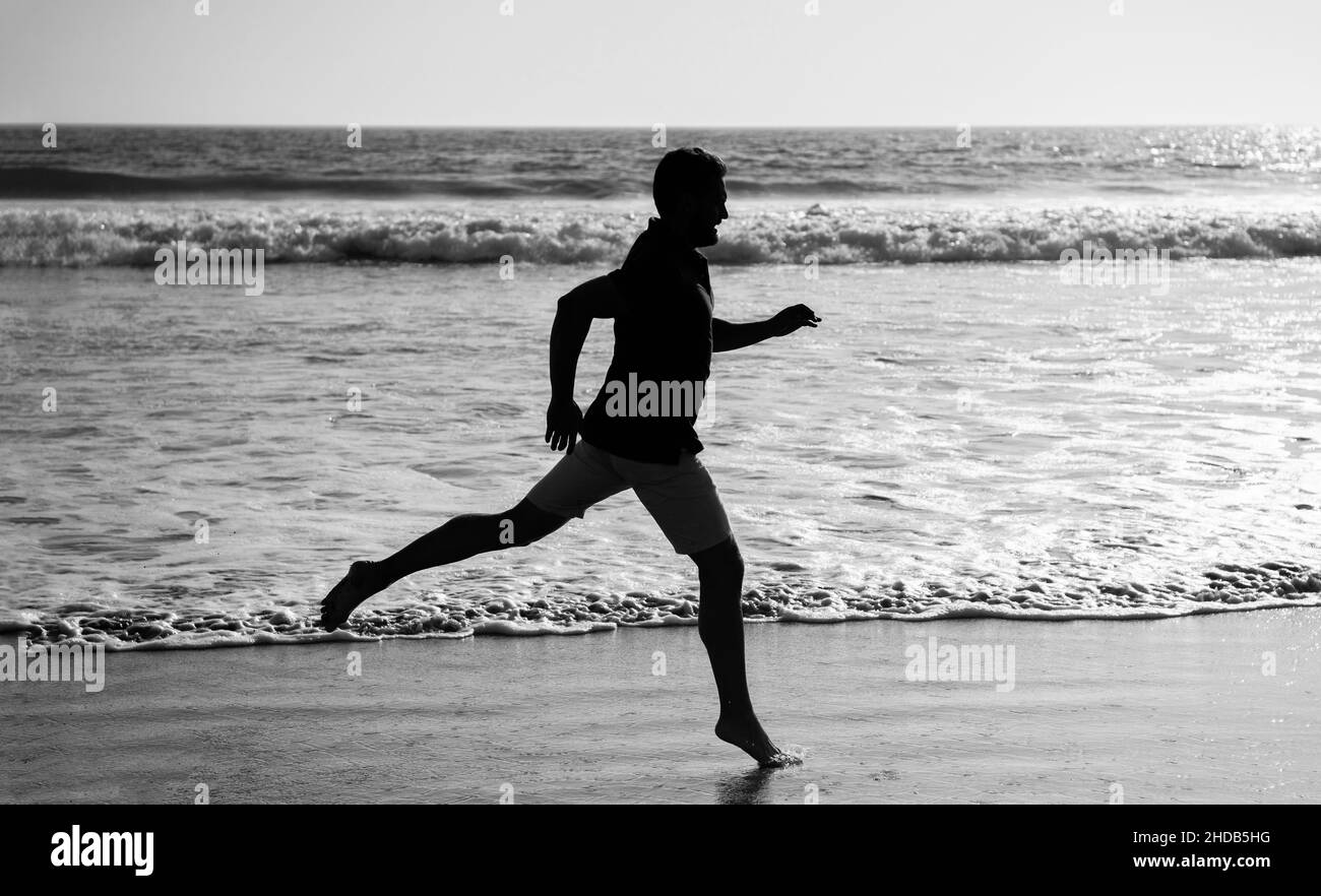 attività di allenamento mattutina. uomo sportivo in spiaggia. estate energica. runner sensazione di libertà Foto Stock