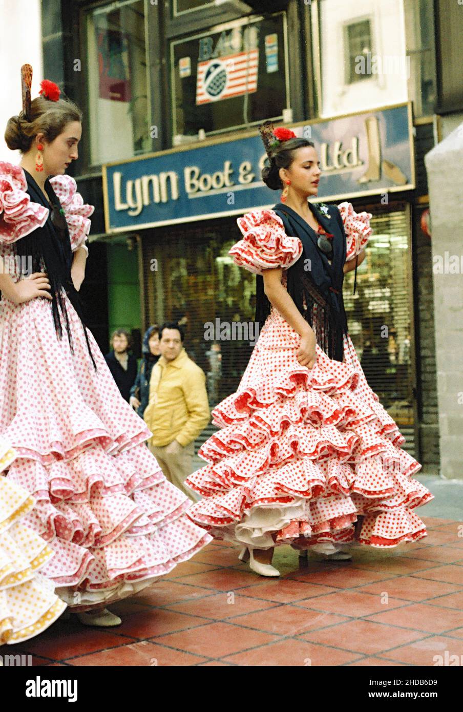 Le giovani donne in un abito tradizionale ballano per strada alla sfilata del Columbus Day dei primi anni ottanta a New York, USA Foto Stock