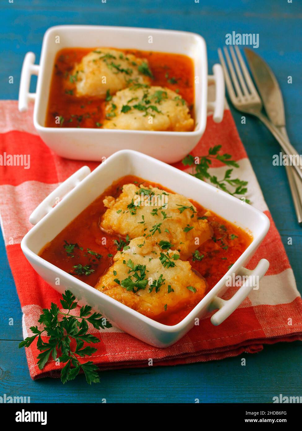 Merluzzo con salsa di pomodoro. Foto Stock