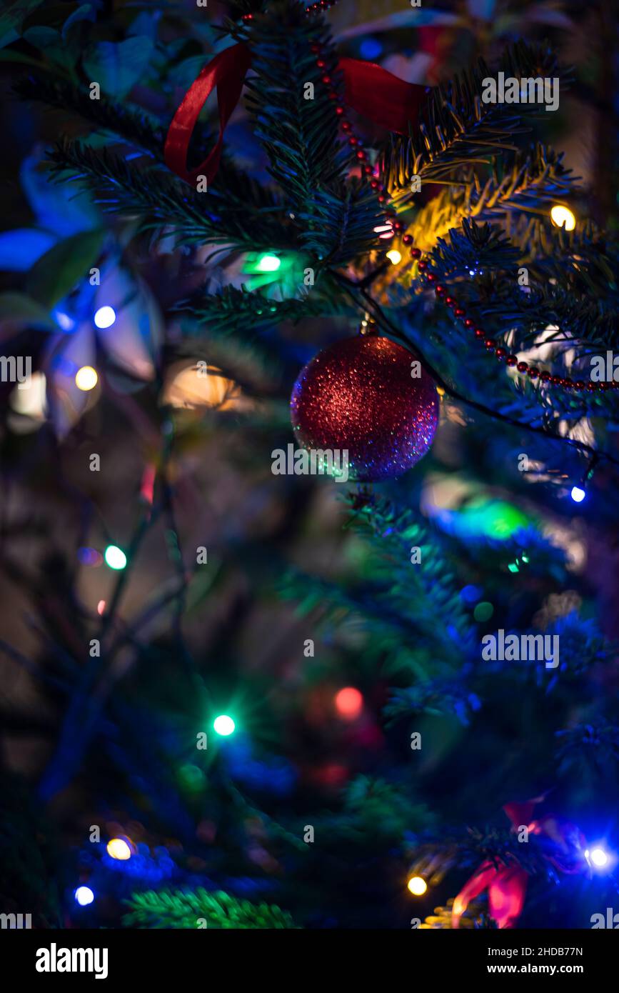 Luci colorate di Natale nel mese di dicembre Foto Stock