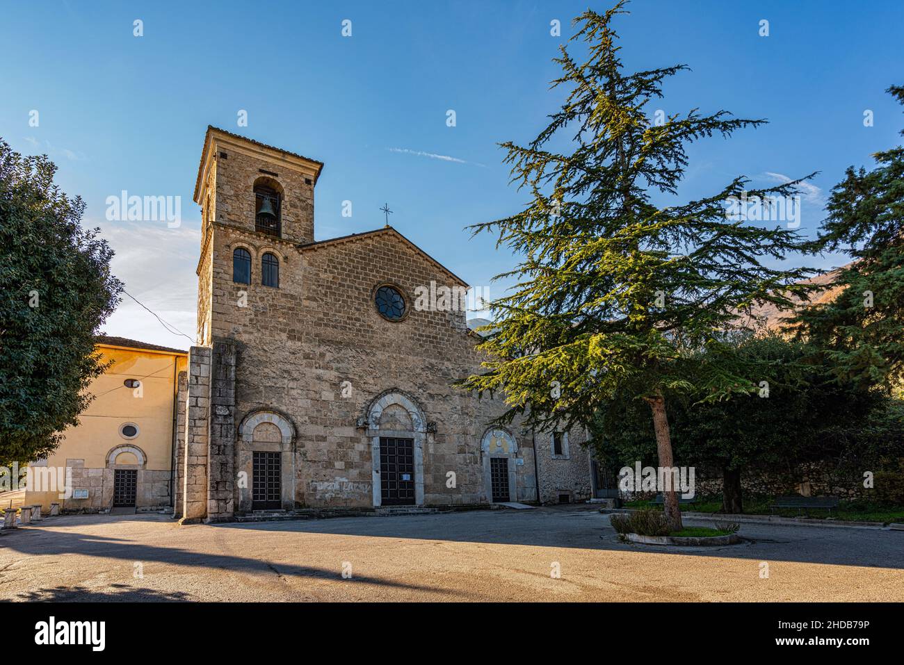 Facciata con campanile della co-cattedrale di Santa Maria Assunta in Cielo e porta Santa. Venafro, Provincia di Isernia, Molise, Italia, Europa Foto Stock