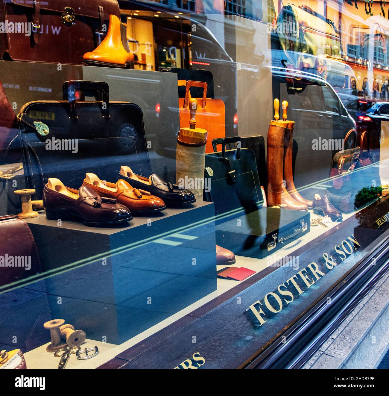 Vetrine di Foster per bottegai/calzolai, precedentemente a Jermyn St, St James, Londra, ora rimosse a Islington; calzaturieri di fascia alta su misura Foto Stock