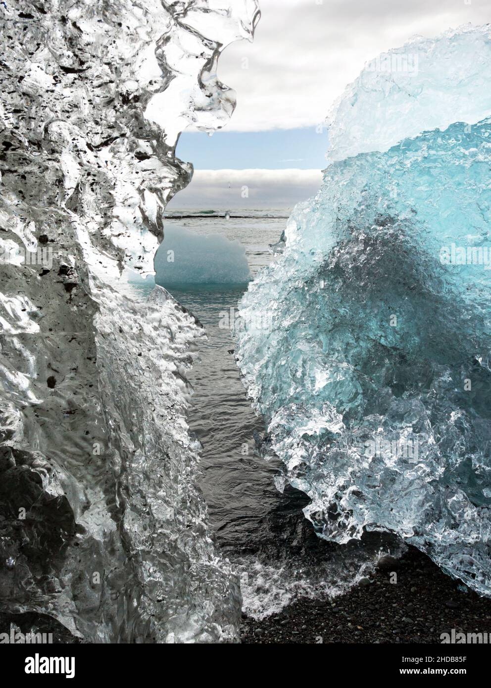 Ghiaccioli bloccati su una spiaggia di lava, Islanda Foto Stock