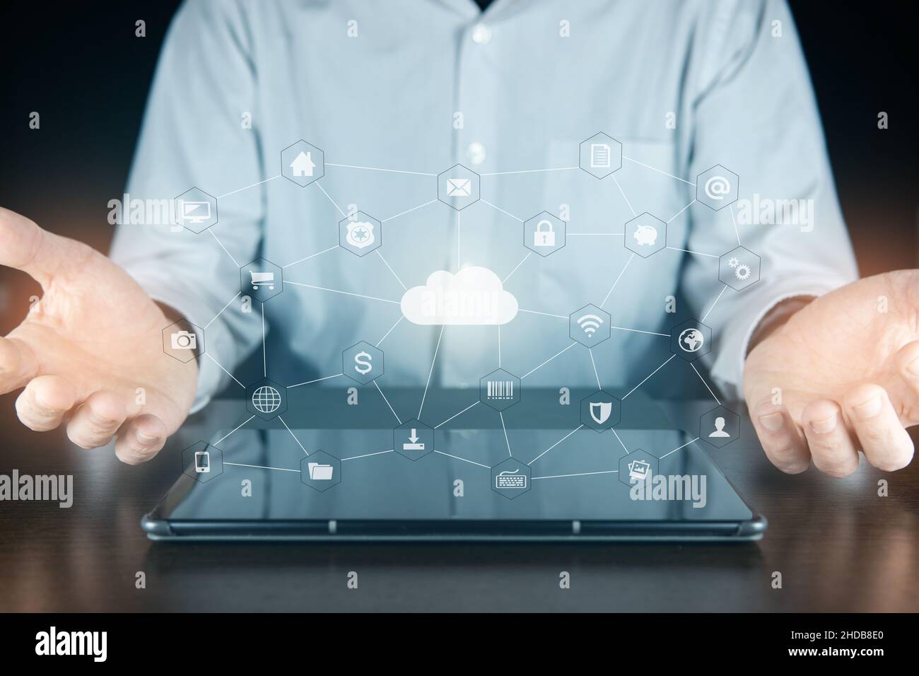 Uomo d'affari con la rete del Internet fra le mani. Protezione dei dati concetto di privacy. Rete di sicurezza informatica. Icona cloud e tecnologia internet networki Foto Stock