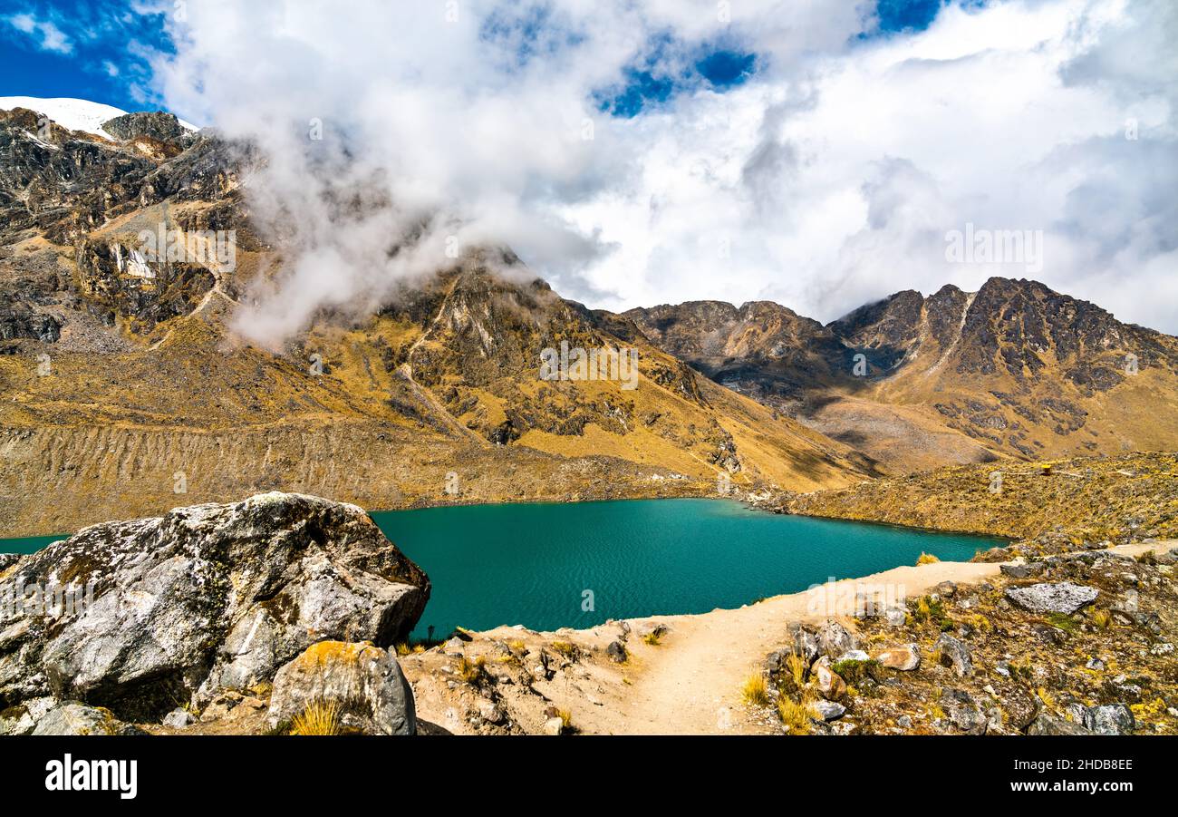 Lago della catena montuosa di Huaytapallana a Huancayo, Perù Foto Stock