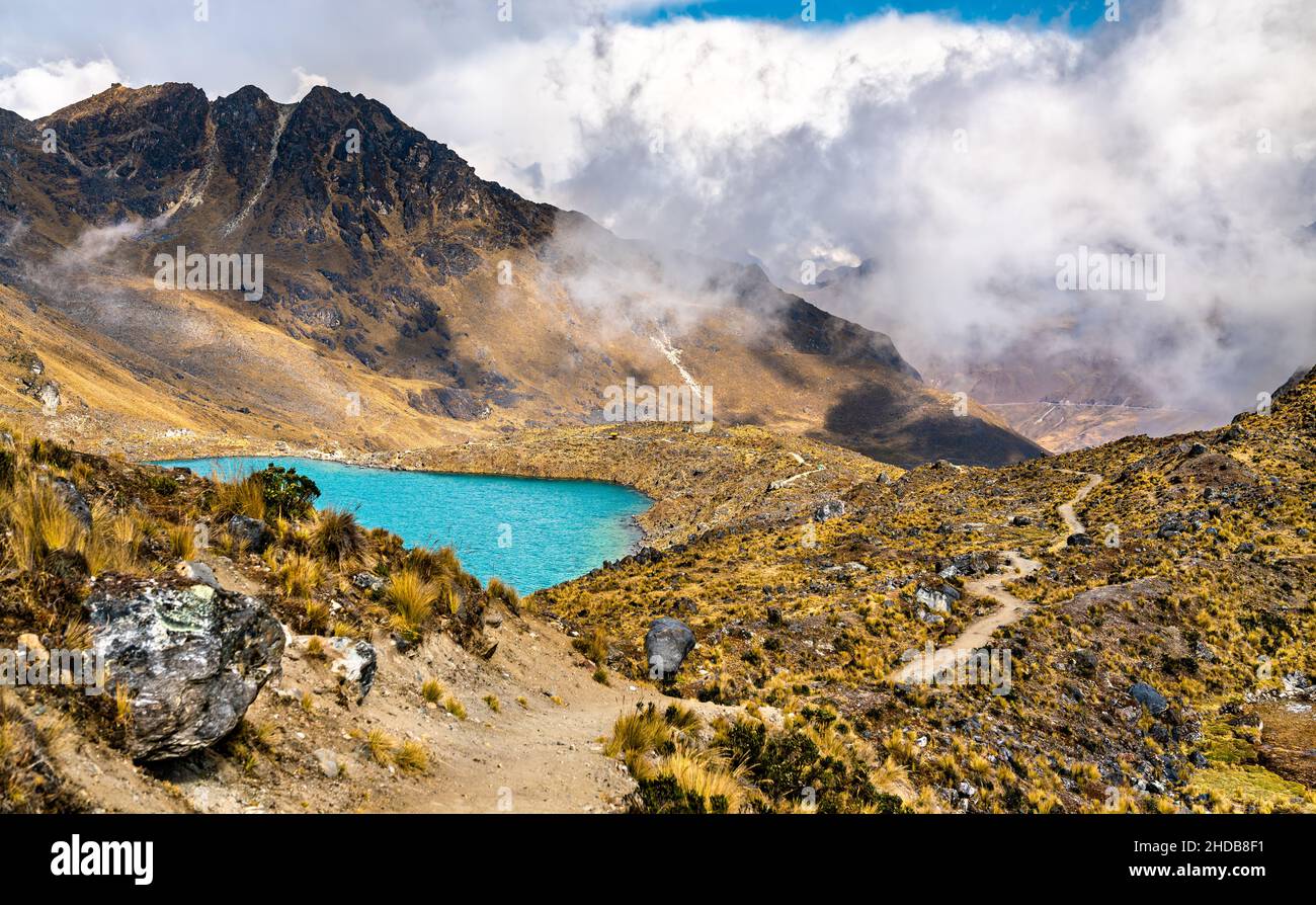 Lago della catena montuosa di Huaytapallana a Huancayo, Perù Foto Stock