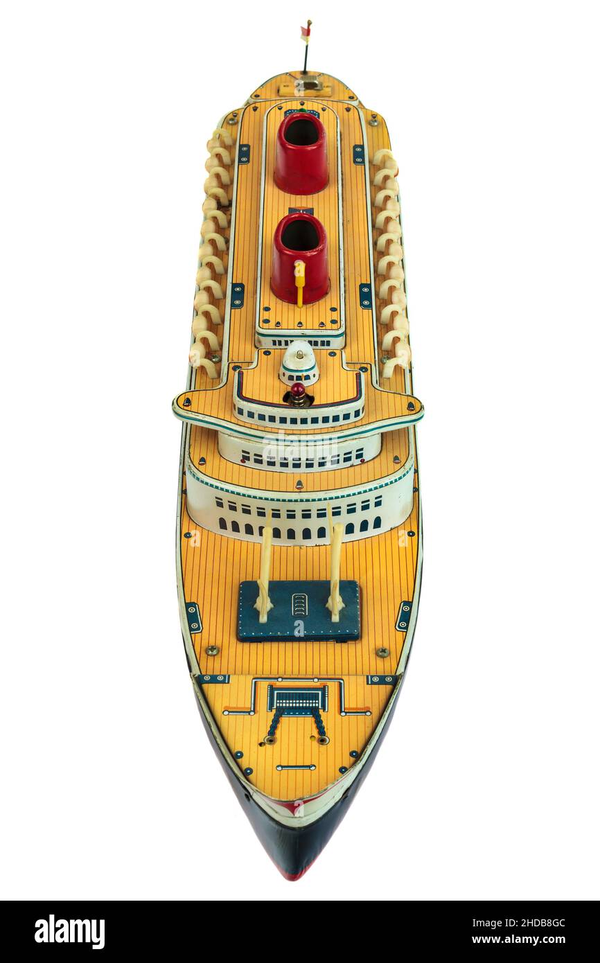Nave da crociera giocattolo d'epoca isolata su sfondo bianco Foto Stock
