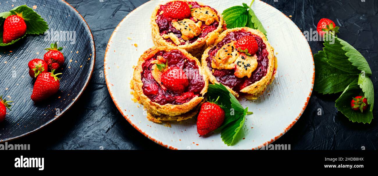 Deliziosi tartlet con marmellata di frutti di bosco.Cake con striscione fragole.Long Foto Stock