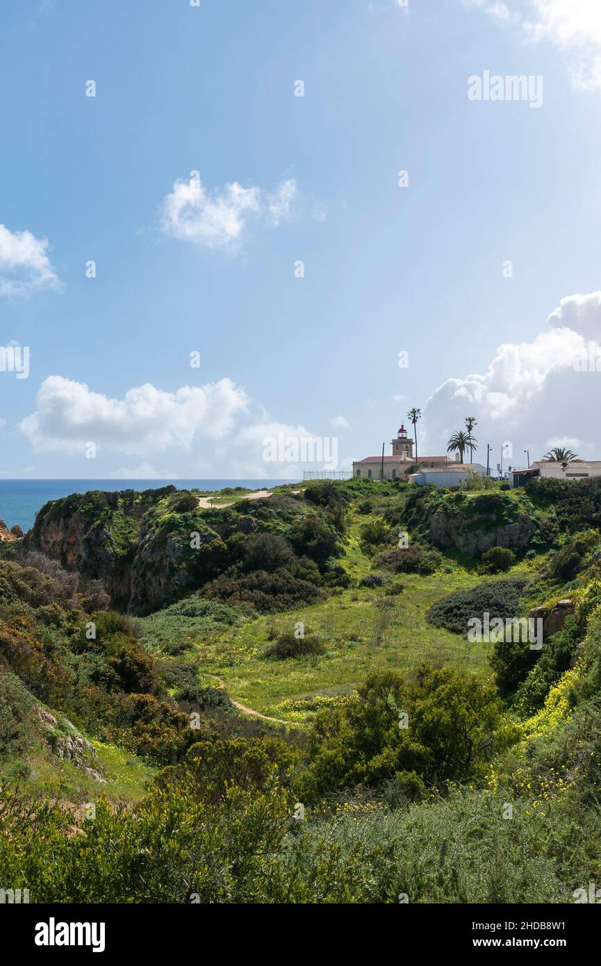 Costa rocciosa con faro a Ponta da Piedade, Lagos, Algarve, Portogallo, Europa Foto Stock