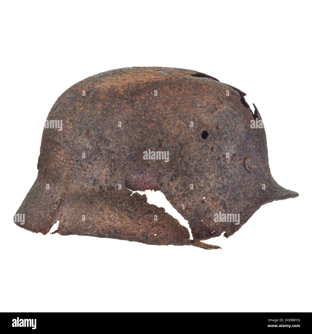 Autentico casco tedesco della seconda guerra mondiale con foro proiettile isolato su sfondo bianco Foto Stock