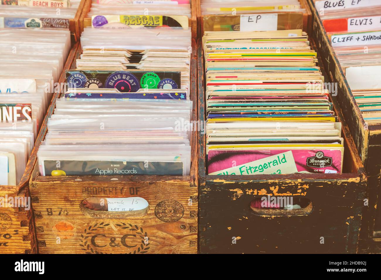 DEN BOSCH, PAESI BASSI - 14 MAGGIO 2017: Scatole di legno con dischi giradischi in vinile su un mercato delle pulci anni '50 - '70 a Den Bosch Foto Stock